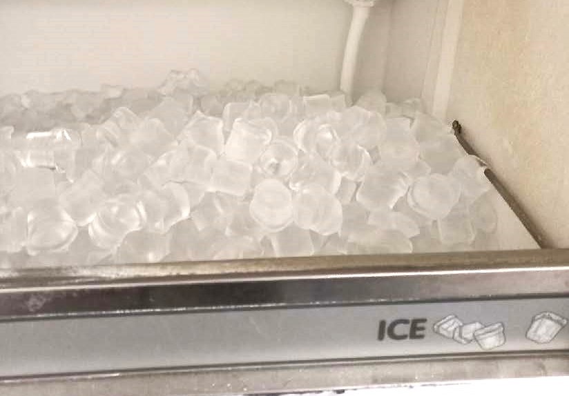 Jäitä jääpalakoneessa.
